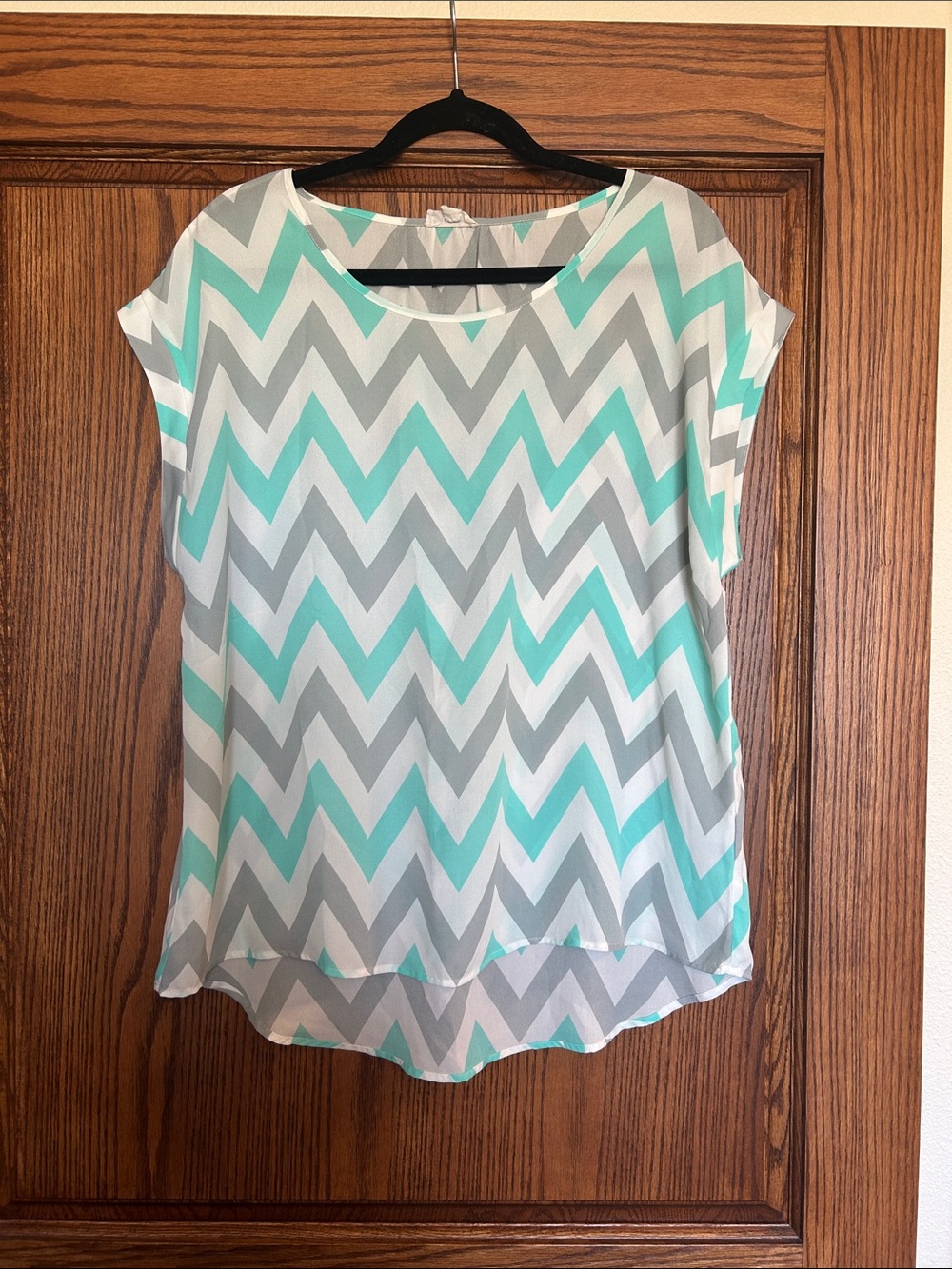 Cap-Sleeve Chevron Print Blouse in Seafoam and Gray